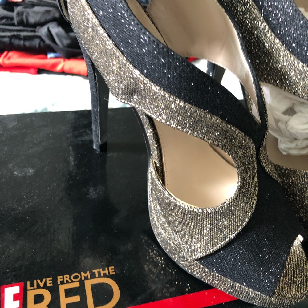 Black and gold NEW 6.5 E! Live from the red carpet